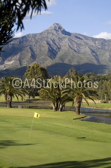 Golfing holiday by the mountains