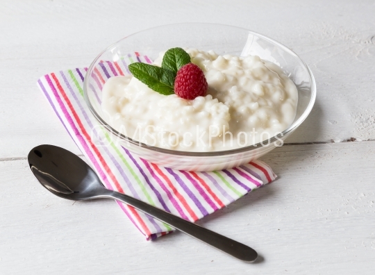 Rice pudding with mint and raspberry