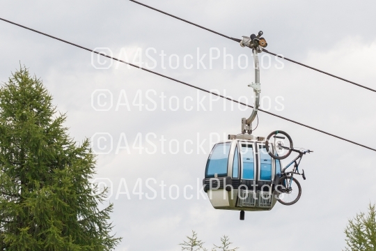 Ski lift cable booth or car with a mountainbike on the side (unm
